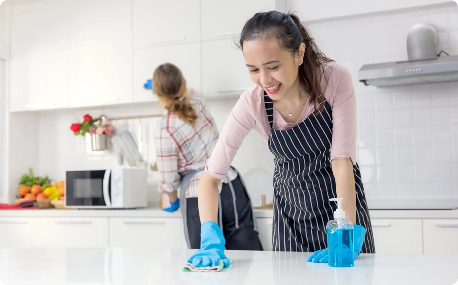 Schoonmaker aan het werk op een kantoor