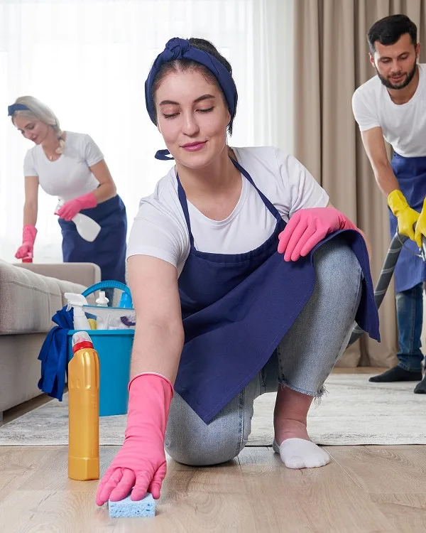 Schoonmaker polijst een vloer