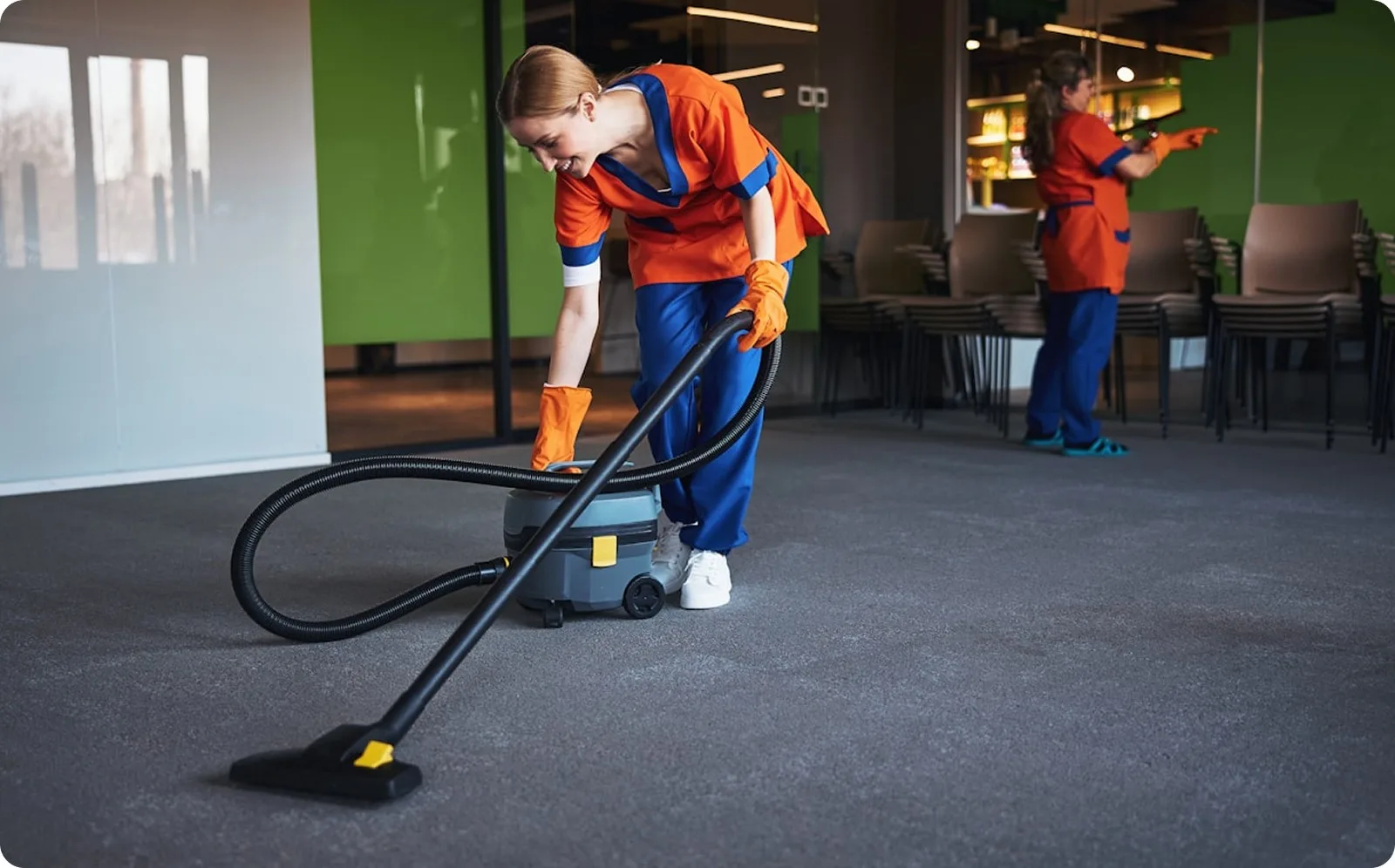 Reiniging van tapijt in een woonkamer